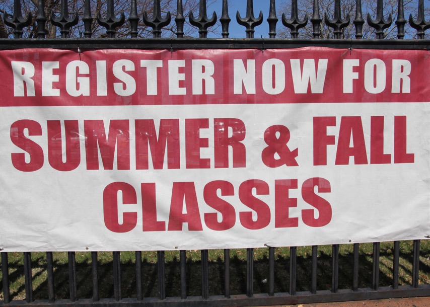 Image of sign for registering for summer and fall classes