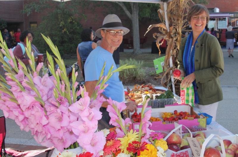 STCC community members buying vegetables and fruit