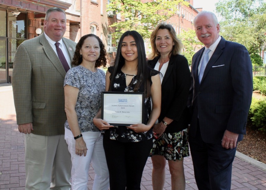 Student holds MaHIMA award