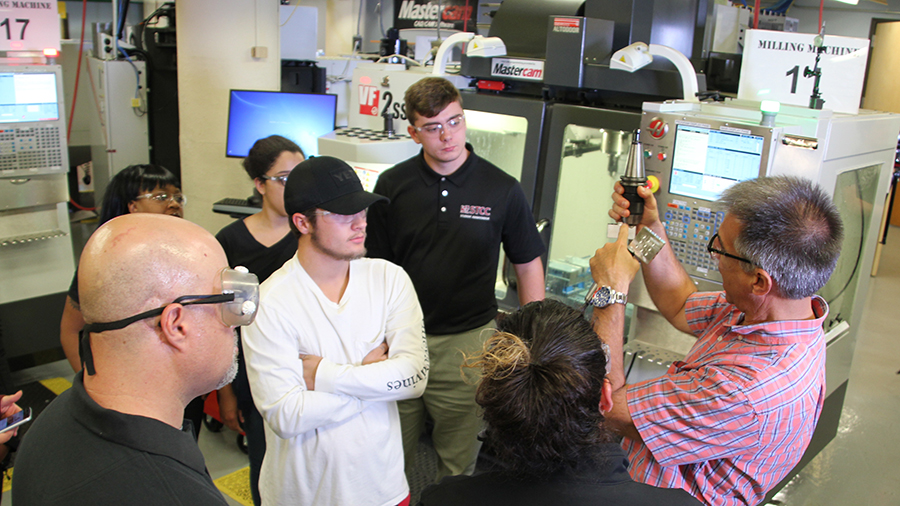 Advanced Manufacturing tech displaying part to group